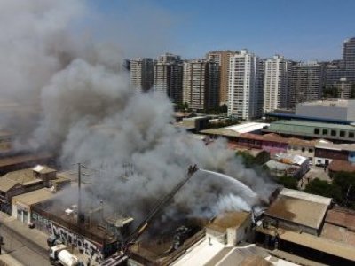 Emergencia en Viña: incendio en zona comercial moviliza 20 unidades de Bomberos