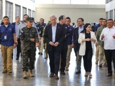 Kast se reunió con Bukele y visitó megacárcel en El Salvador