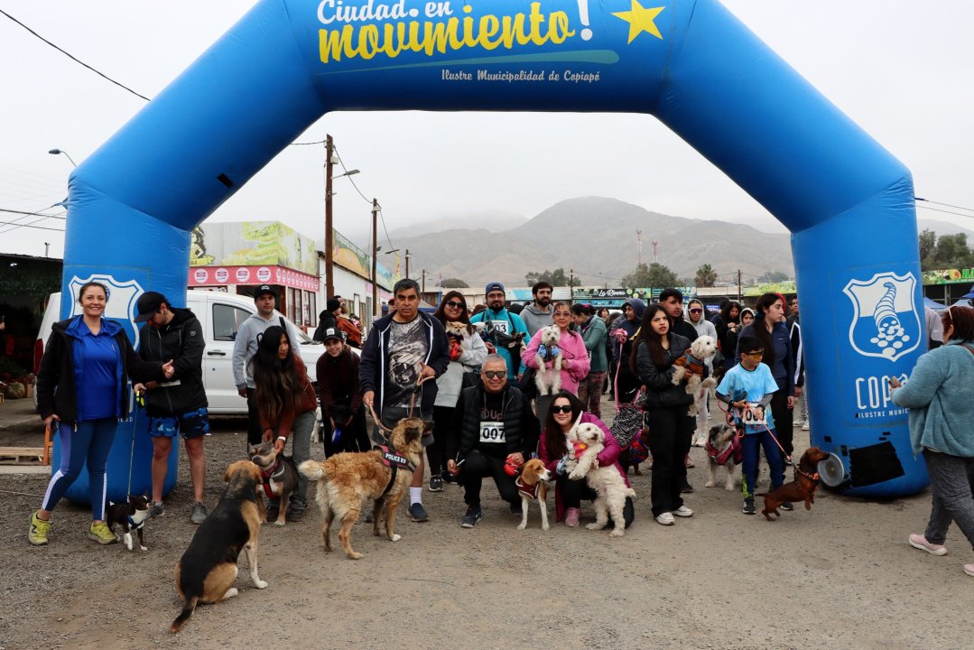 /mas-de-100-mascotas-y-sus-familias-participaron-de-la-corrida-canina-en-el