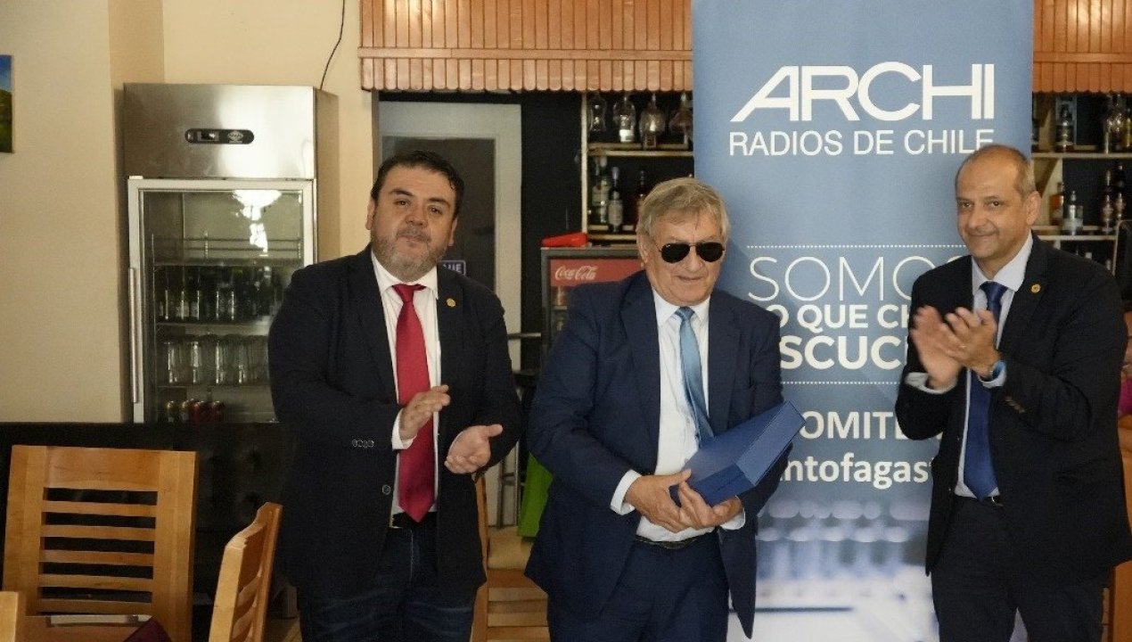 /local/conecto-emisoras-historias-y-personas-fallece-patricio-concha-historico