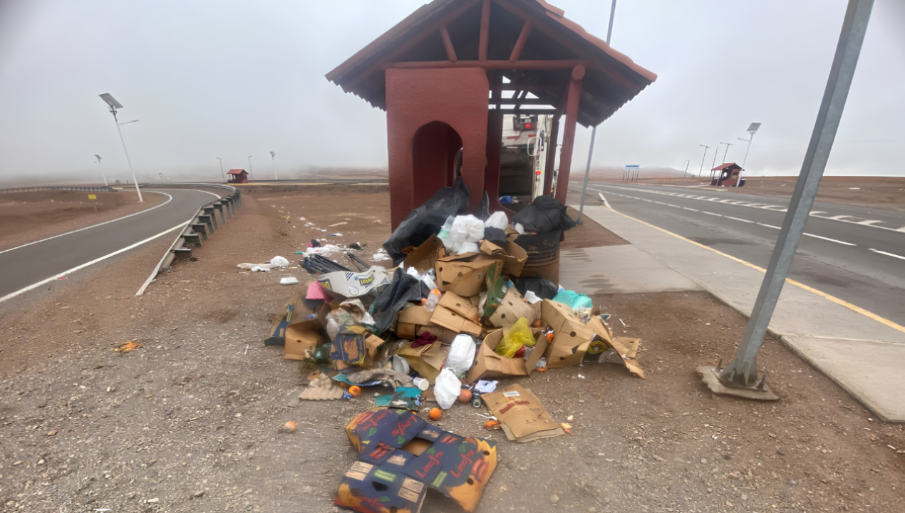 /municipio-de-taltal-limpia-paraderos-de-ruta-5-por-acumulacion-de-basura