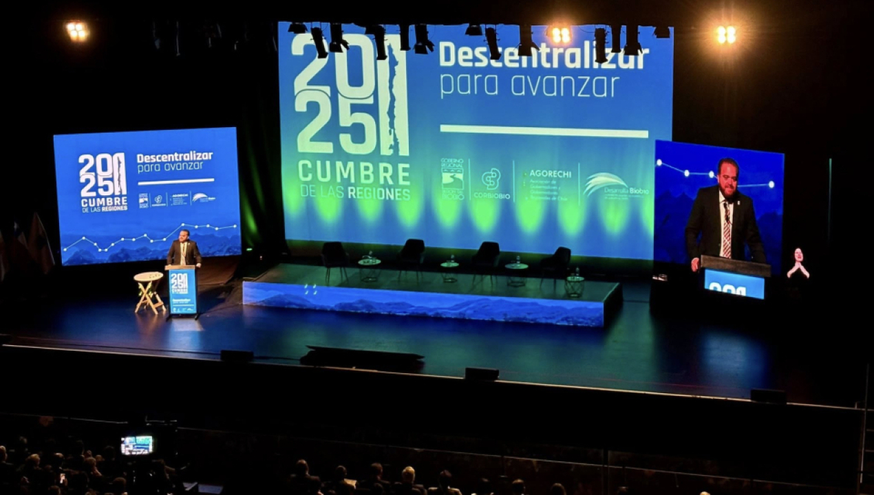 /alcalde-participa-en-la-cumbre-de-las-regiones-2025-en-el-teatro-biobio