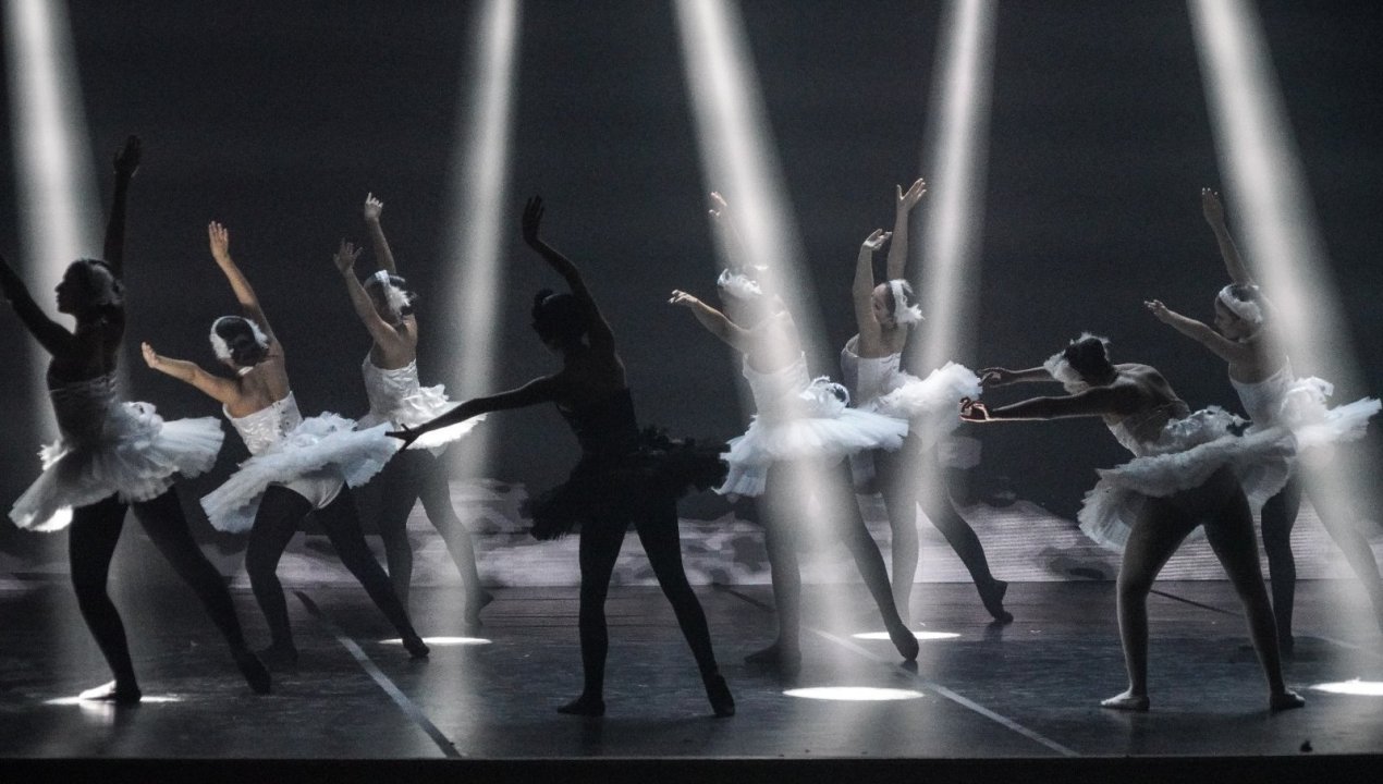/lago-de-los-cisnes-el-renacer-emociona-en-la-gala-del-ballet-del-teatro