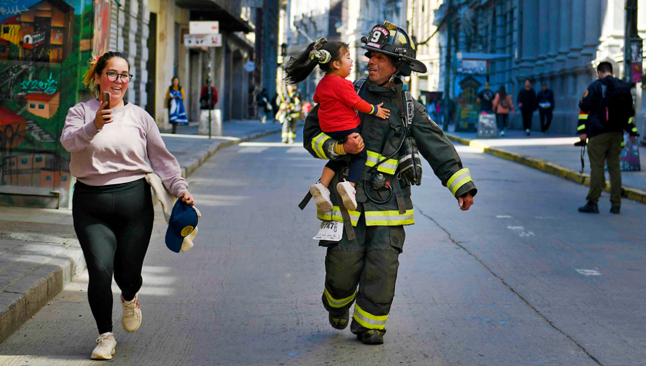 /regionales/region-de-valparaiso/fotos-miles-de-personas-participaron-del-bomberos-cerro-arriba-en