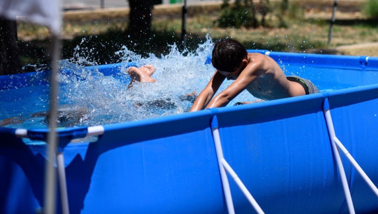 /regionales/region-del-biobio/laja-bomberos-vendian-agua-de-un-grifo-publico-para-el-llenado-de-piscinas