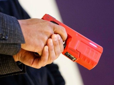 Contraloría rechaza que municipalidades puedan entregar armas no letales a sus inspectores