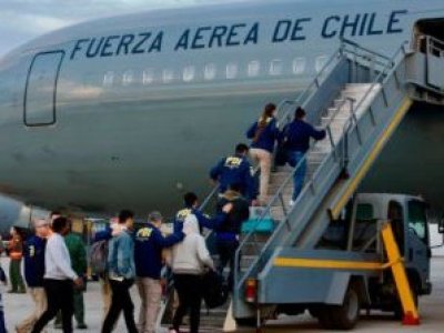 Ejecutan expulsión de 34 migrantes en vuelo de la FACh: Sujetos contaban con antecedentes delictivos
