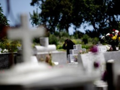 Familia de joven fallecido descubre su tumba vacía y acusa que amigos movieron el cuerpo borrachos