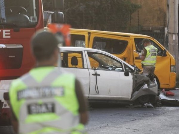 Furgón escolar fue impactado por auto de antisociales que escapaban tras cometer un robo