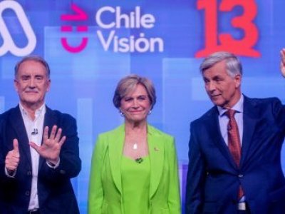 Kaiser sorprende a Matthei con una rosa por su cumpleaños durante el cierre del debate presidencial de ANATEL