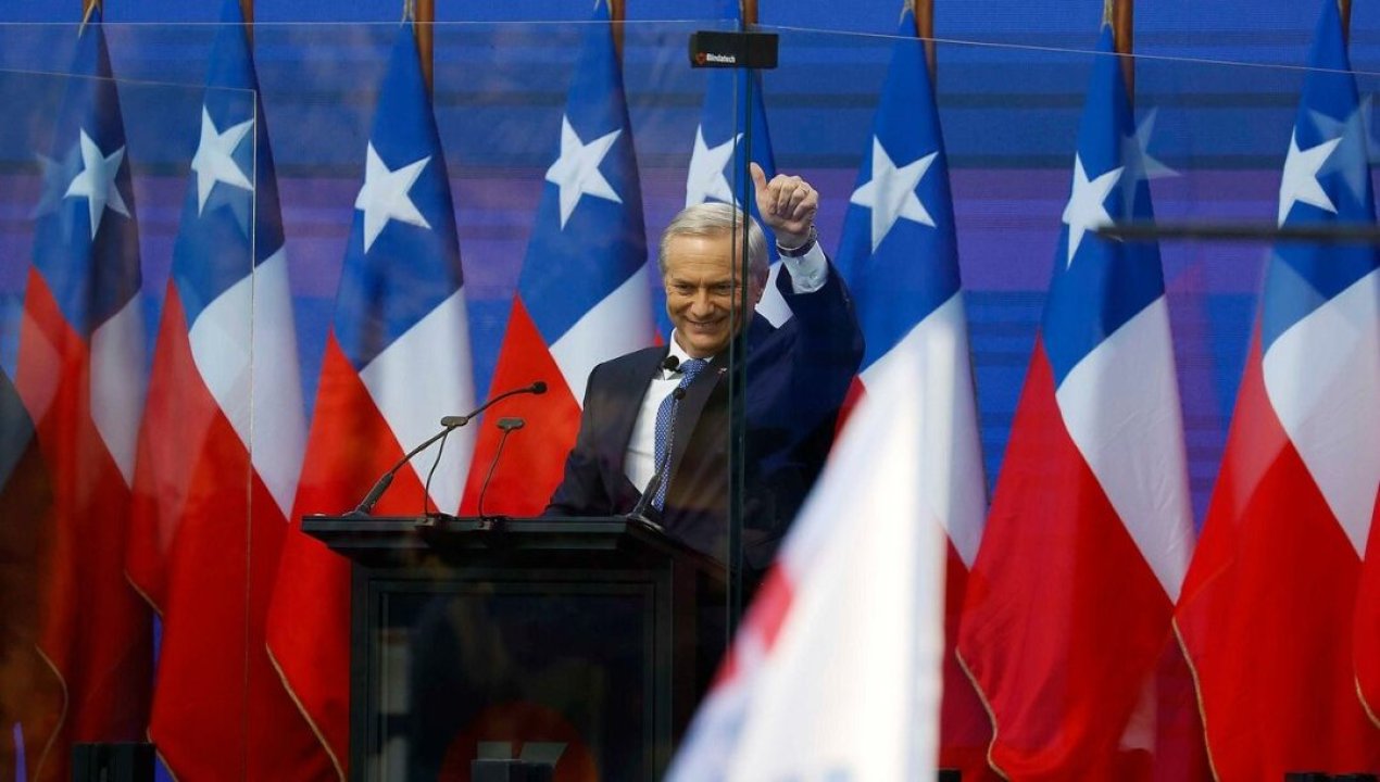 /actualidad/kast-cierra-su-campana-en-concepcion-utilizando-nuevamente-un-vidrio