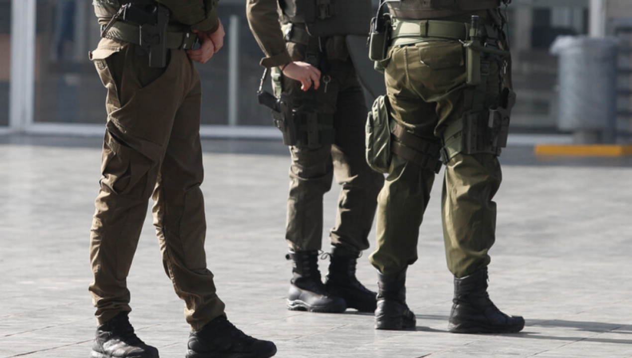 /regionales/aviso-de-presunta-bomba-obliga-a-desalojar-local-de-votacion-en-valparaiso