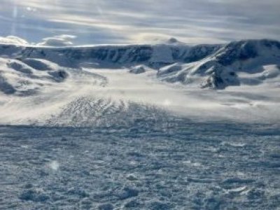 Estrellas de cine llegan a la Antártica mientras expertos advierten riesgos ambientales