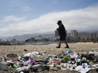 Las colillas, bolsas y los plásticos son los que más se encuentran en playas chilenas pese a prohibiciones