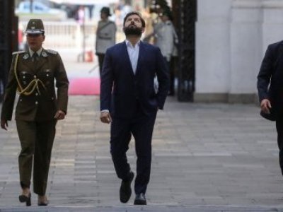 Parlamentarios cuestionan aumento salarial de Boric por cumplimiento de metas