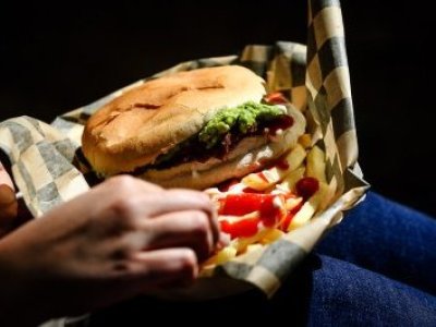 Informe revela que las ventas de comida rápida crecieron un 3% en Chile