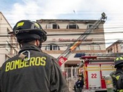 Pide 300 millones: Mujer se querella contra bomberos por incendio que destruyó su casa