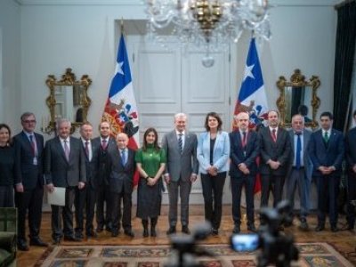 Con presencia de exministros: Presidente presenta comisión que busca reducir ministerios