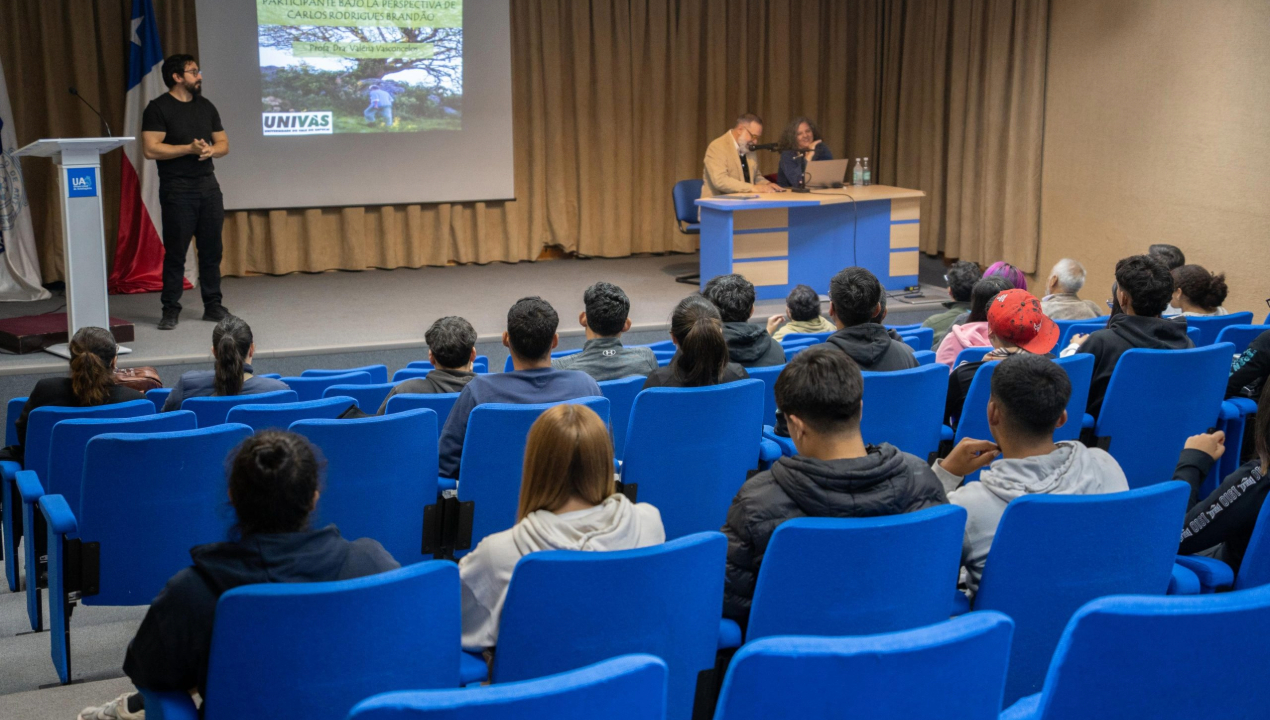 /destacada-academica-brasilena-participo-en-clase-abierta-del-doctorado